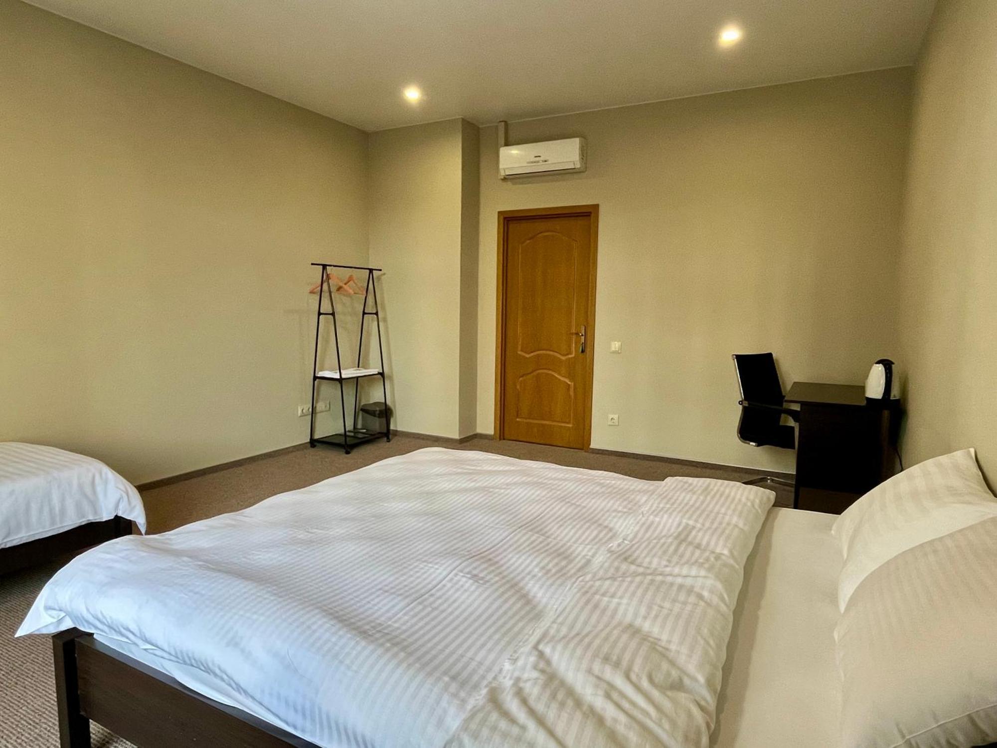 4Room Hostel Kiev Bagian luar foto