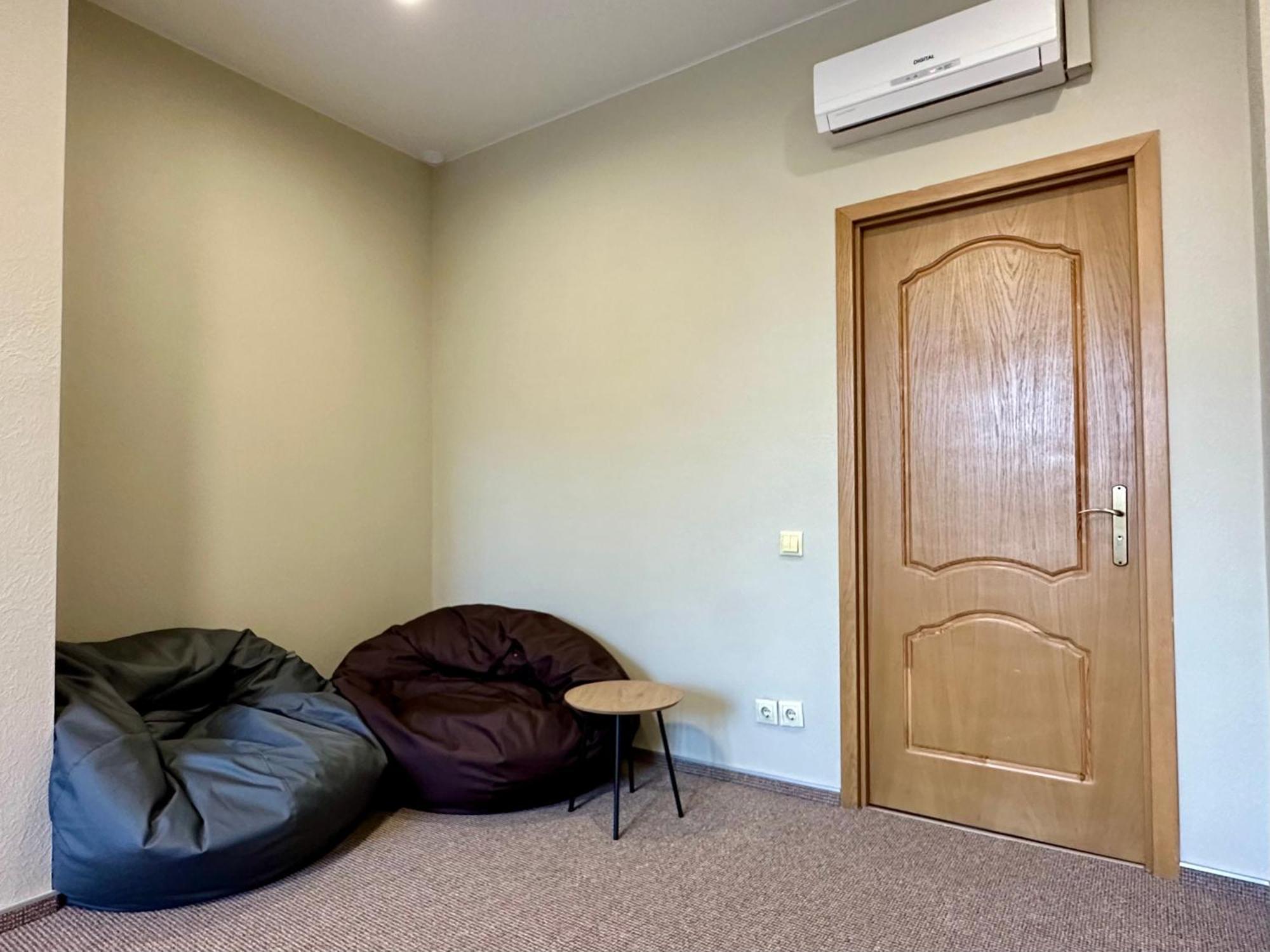 4Room Hostel Kiev Bagian luar foto